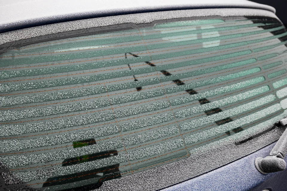 Gros plan sur la face avant d'un véhicule haut de gamme avec carrosserie métallisée gris anthracite