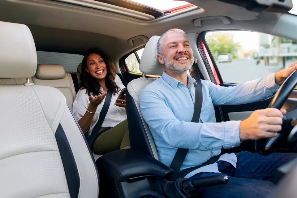 Une trace de pierre sur le verre d'une voiture