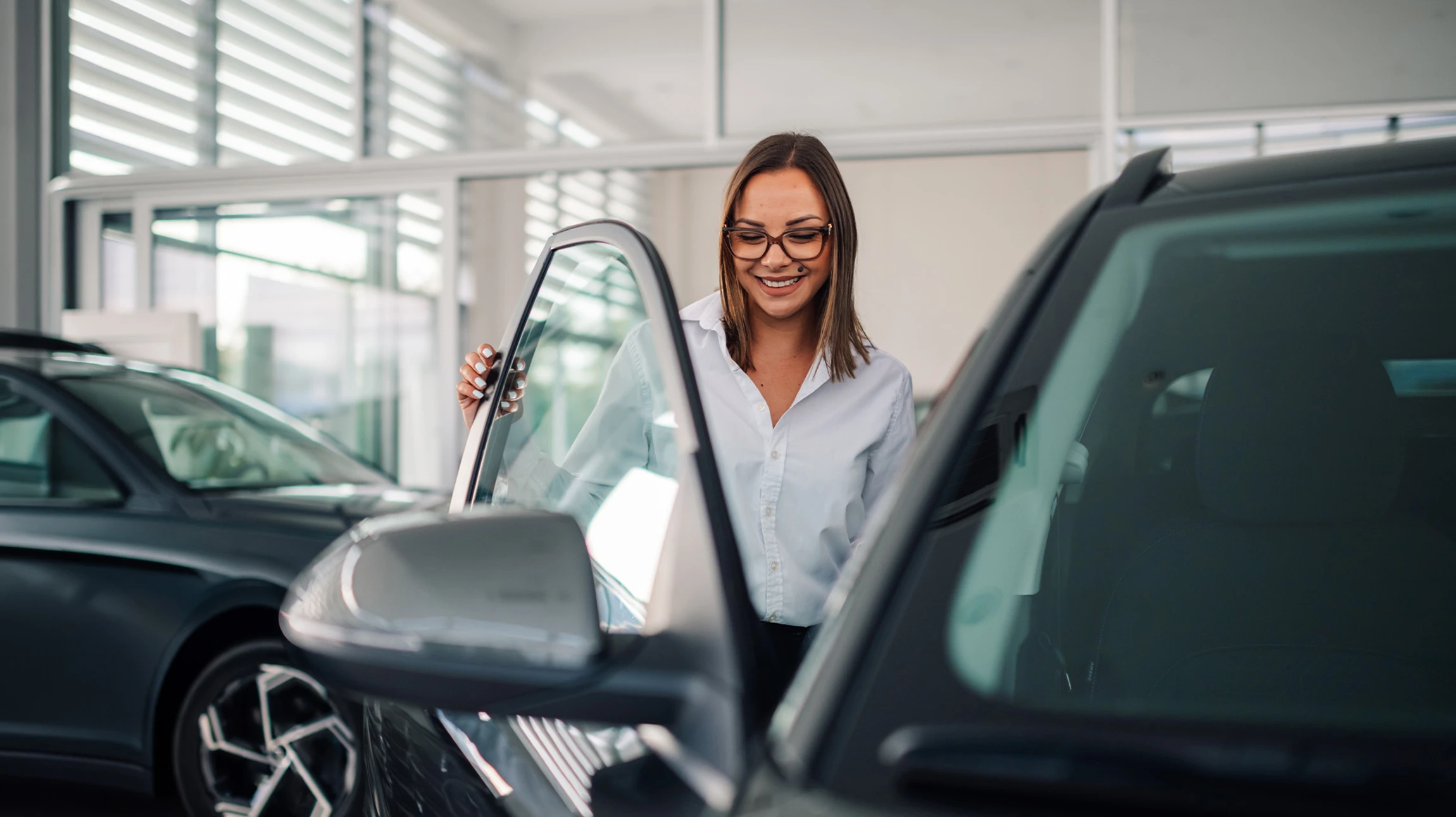 Homme en polo bleu assis dans cabine de véhicule utilitaire, complétant formulaire sur clipboard avec stylo