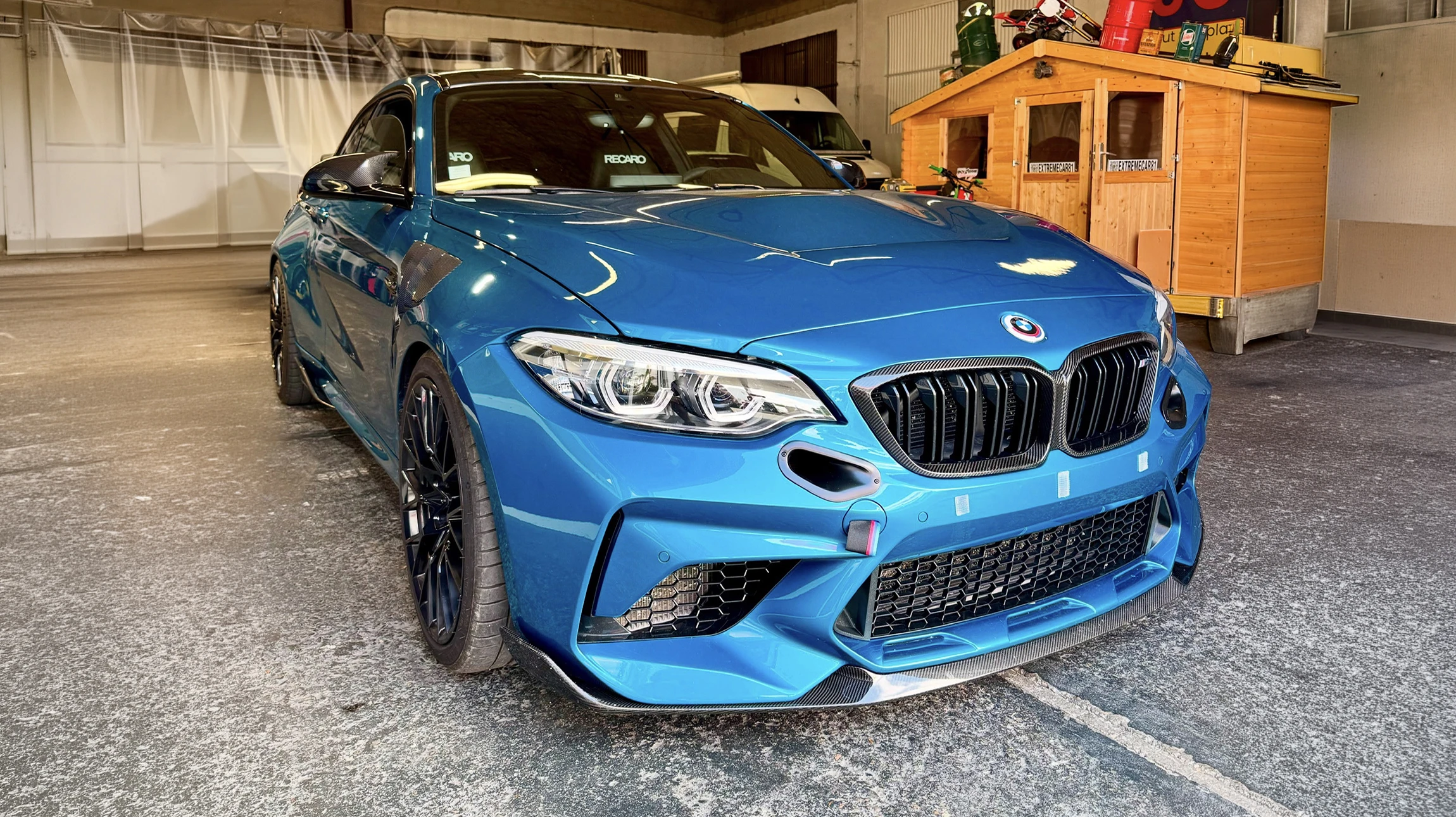 Pare-brise de v&eacute;hicule avec impact d'&eacute;clat rocheux cr&eacute;ant fissures radiales en &eacute;toile