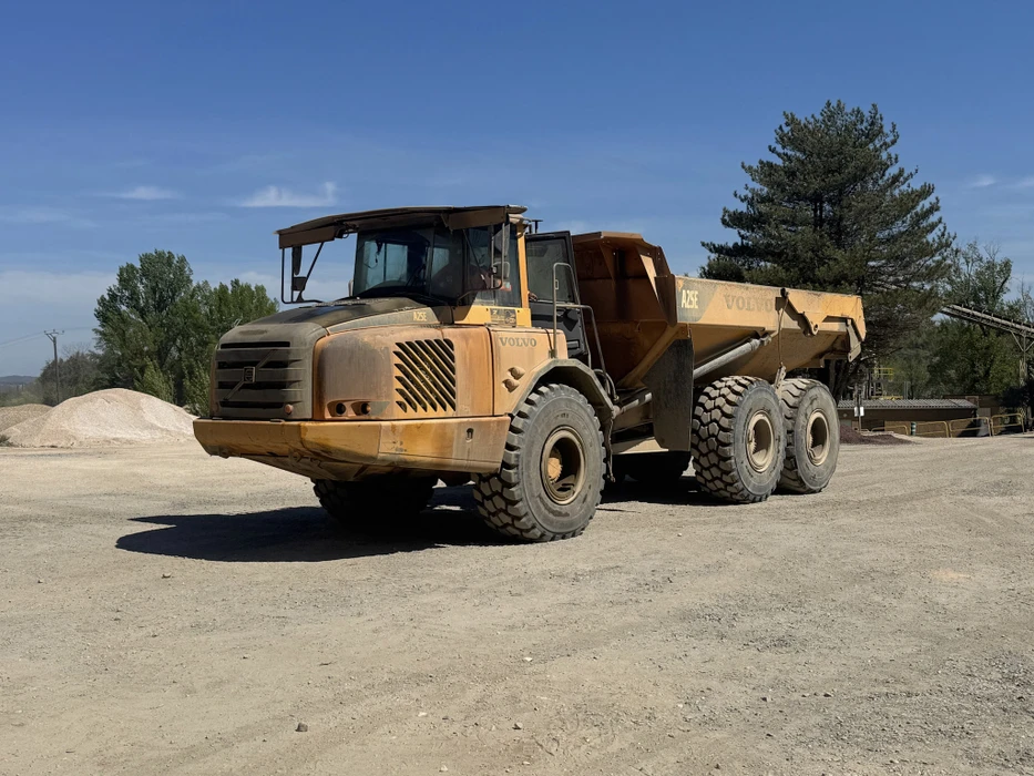 Un mécanicien répare un tracteur utilisé en agriculture