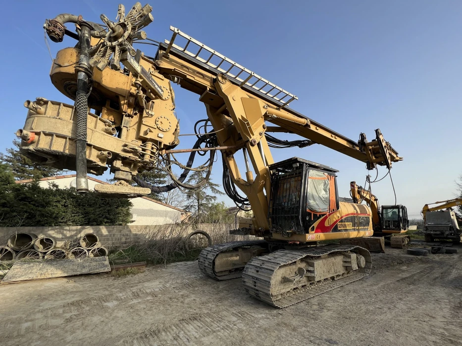 Un mécanicien répare un tracteur utilisé en agriculture