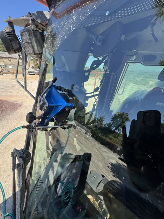 Un mécanicien répare un tracteur utilisé en agriculture