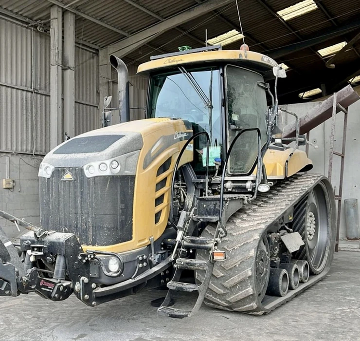Un mécanicien répare un tracteur utilisé en agriculture