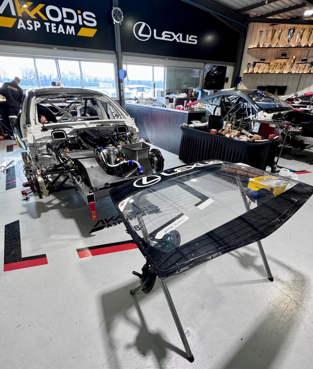 Ext&eacute;rieur ensoleill&eacute;, technicien professionnel effectue la r&eacute;paration d'un pare-brise automobile