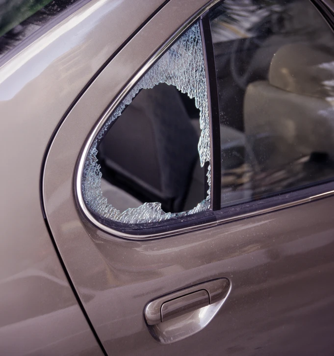 Intérieur de véhicule avec instructeur et élève pendant une leçon de conduite
